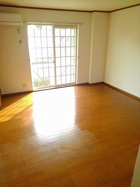 物件内観写真3　(使いやすいリビングです)