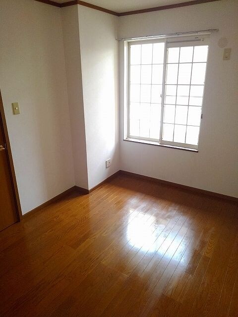 物件内観写真10　(広くて明るい寝室)