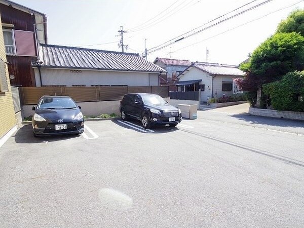 物件外観写真2　(駐車場完備です)