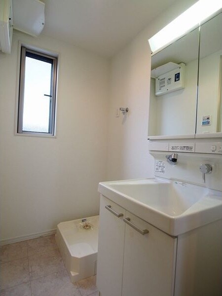 物件内観写真6　(コンパクトで使いやすい洗面所)