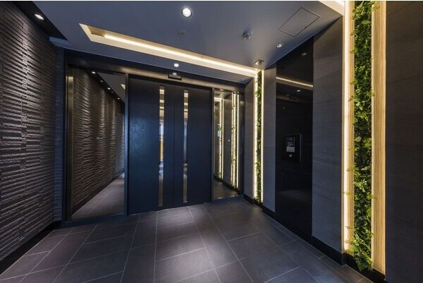 物件外観写真3　(ゆとりのあるエントランスです)