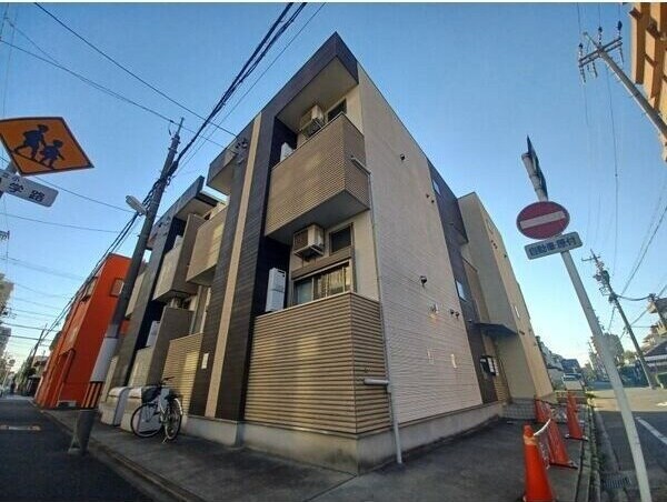 物件外観写真1　(外観は落ち着いています)