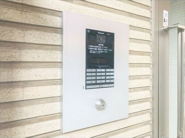 物件外観写真2　(ゆとりのあるエントランスです)