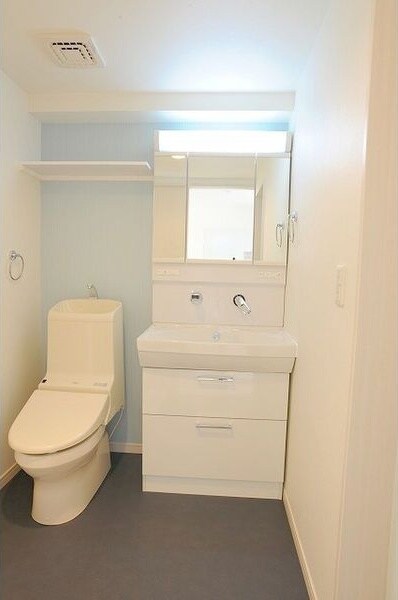 物件内観写真5　(脱衣スペースもあります)