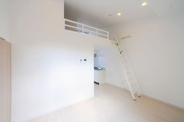 物件内観写真9　(落ち着いた色調の寝室です)