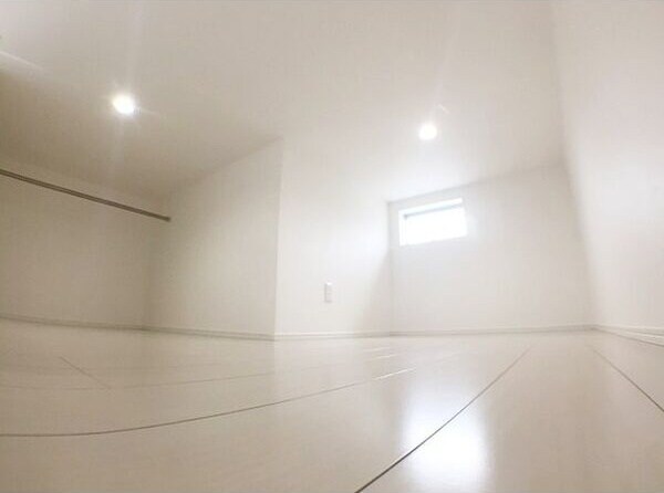 物件内観写真8　(開放的な寝室です)