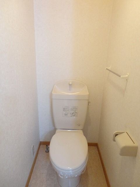 物件内観写真8　(シンプルで使いやすいトイレです)