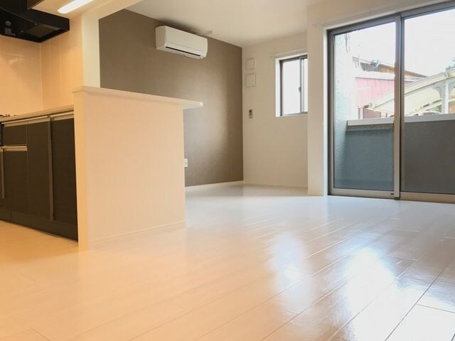 物件内観写真2　(こちらのリビングで趣味の時間をお楽しみください)