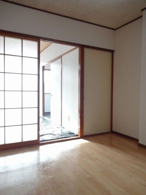 物件内観写真5　(こちらのリビングで趣味の時間をお楽しみください)