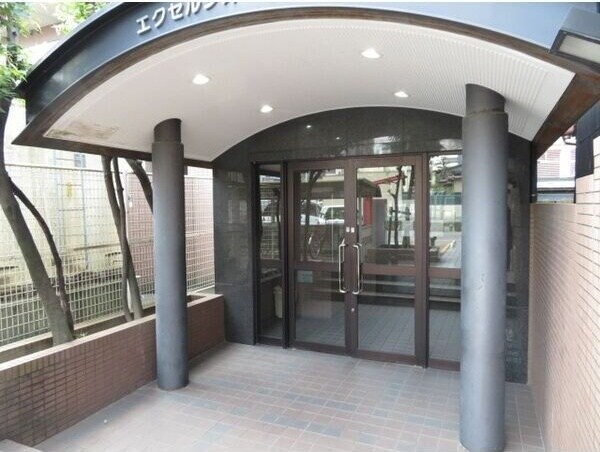 物件外観写真2　(清潔なエントランスです)