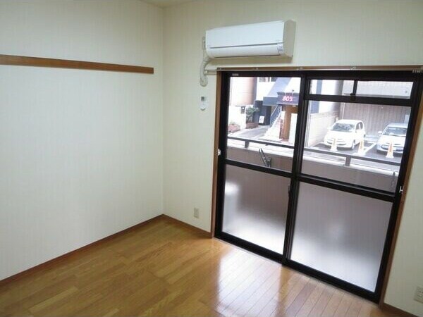 物件内観写真6　(ゆったり過ごせる居間です)