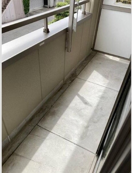 物件内観写真12　(開放的で明るい空間を演出してくれるバルコニーです)