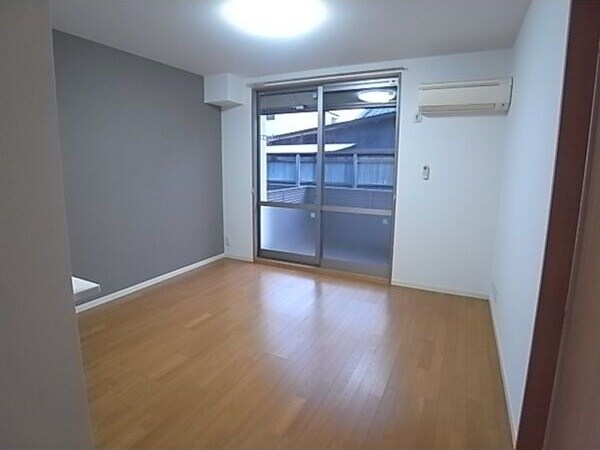 物件内観写真4　(ゆったりとしたリビングです)