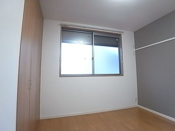 物件内観写真10　(落ち着いた色調の洋室です)