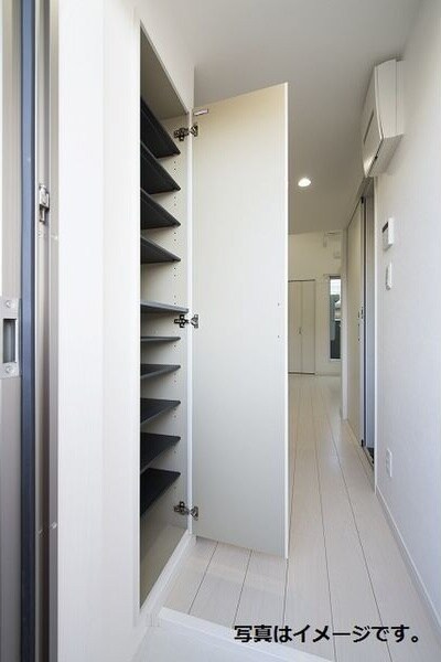 物件内観写真11　(シンプルで使いやすい玄関です)