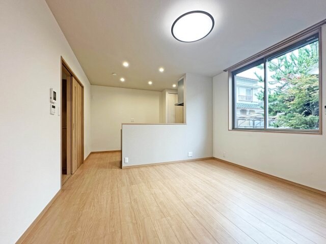 物件内観写真6　(開放的なリビングです)