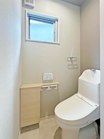 物件内観写真10　(シャワートイレ完備、収納も便利)