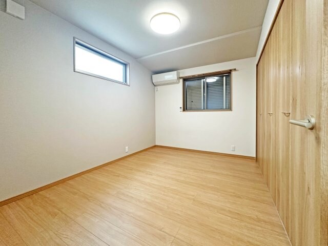 物件内観写真15　(明るい洋室です)