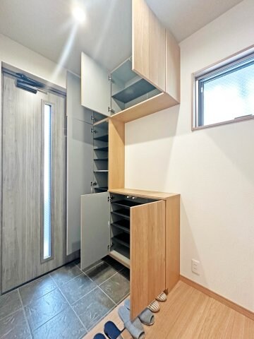 物件内観写真18　(収納力のある玄関です。)