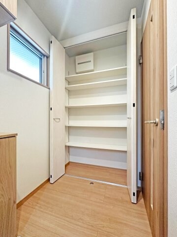 物件内観写真19　(玄関収納も便利)