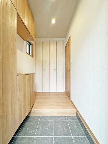 物件内観写真20　(ゆったりとした玄関です)