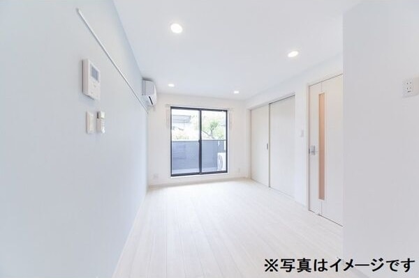 物件内観写真2　(ゆったり過ごせるリビングです)