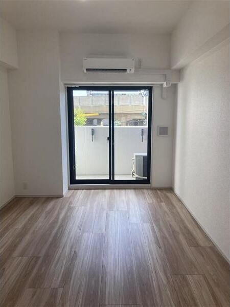 物件内観写真9　(こちらの居間で趣味の時間をお楽しみください)