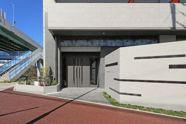 物件外観写真4　(ゆとりのあるエントランスです)