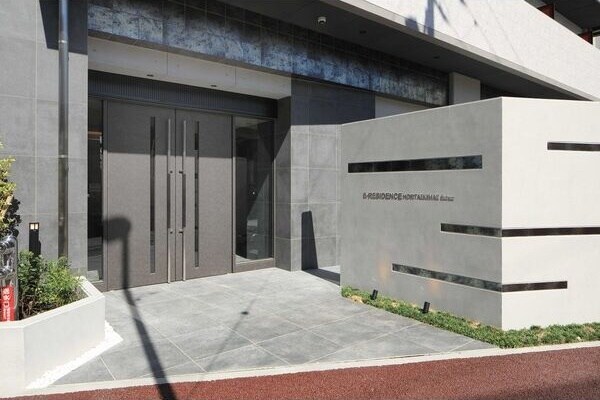 物件外観写真5　(清潔なエントランスです)