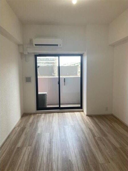 物件内観写真7　(こちらの居間で趣味の時間をお楽しみください)