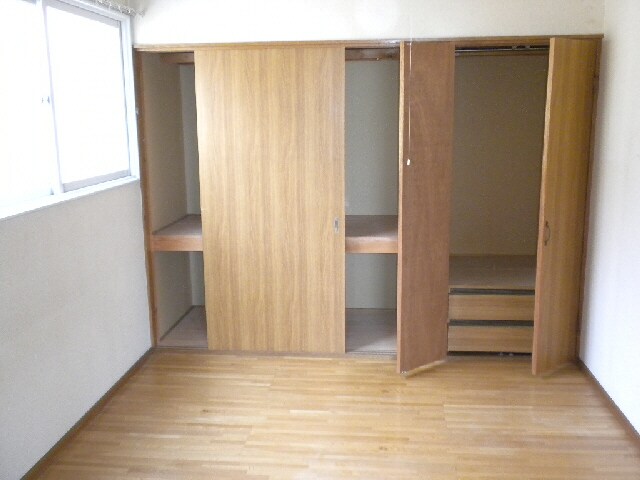 物件内観写真5　(洋室収納)