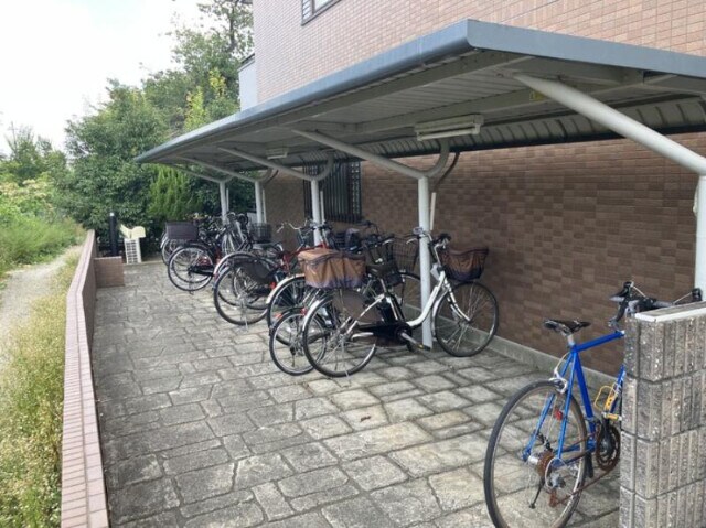 物件外観写真4　(駐輪場)