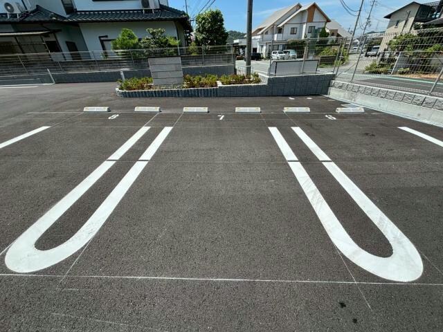物件外観写真2　(駐車場)