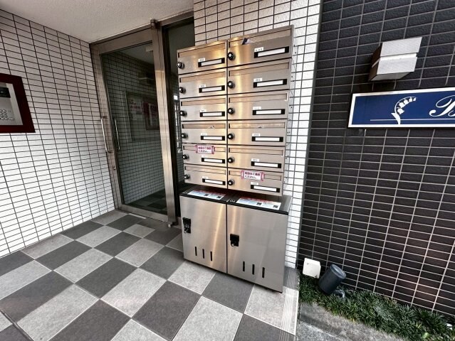 物件外観写真3　(清潔なエントランスです)