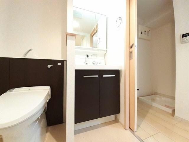 物件内観写真9　(ゆったりとスペースのある洗面所)