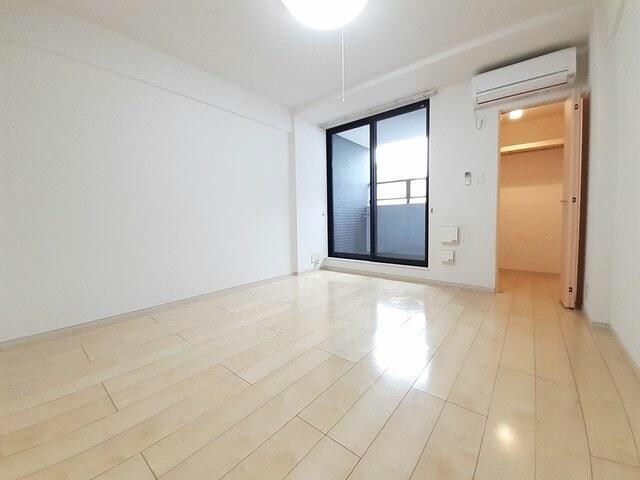 物件内観写真10　(明るい洋室です)