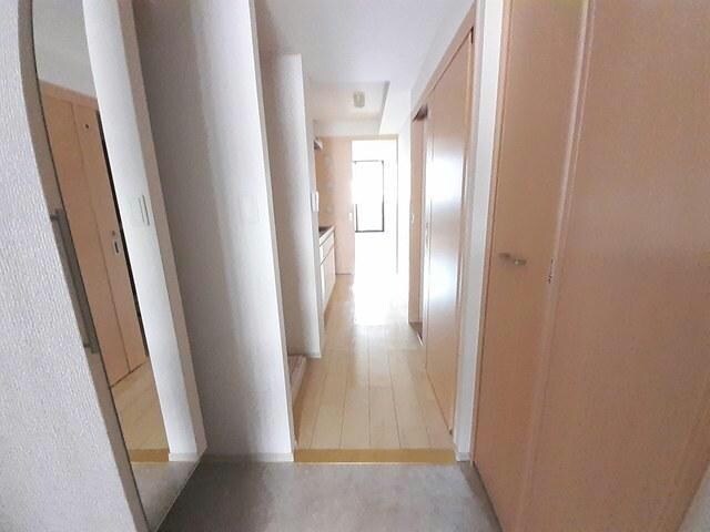 物件内観写真12　(ゆったりとした玄関です)