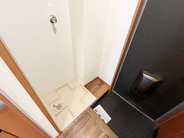 物件内観写真6　(洗濯機置場)