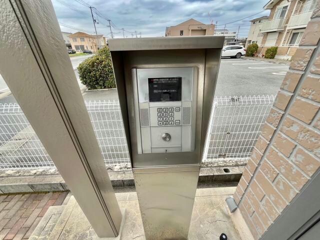 物件外観写真2　(落ち着いたエントランスです)