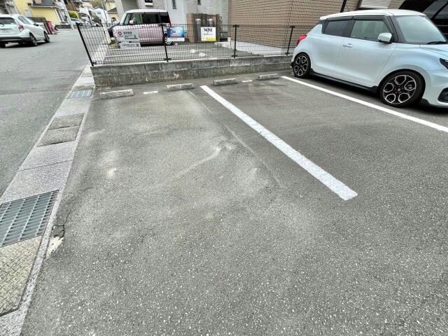 物件外観写真3　(駐車場に車を止められます)
