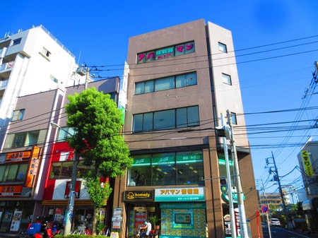 瑞江駅の南口を出て正面、交番前の茶色いビルの2階に店舗がございます。