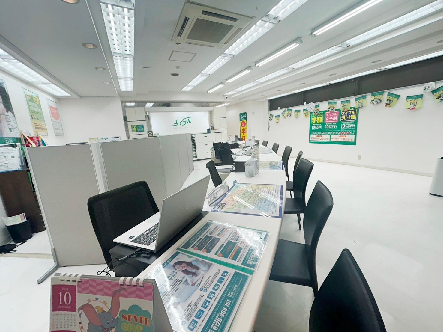 店舗スタッフ接客写真