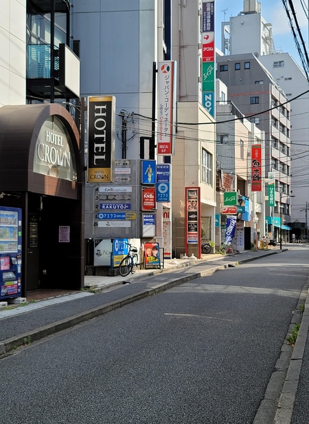 パルコの前の道を歩いて来て頂けると左側にエイブルひばりヶ丘店があります！