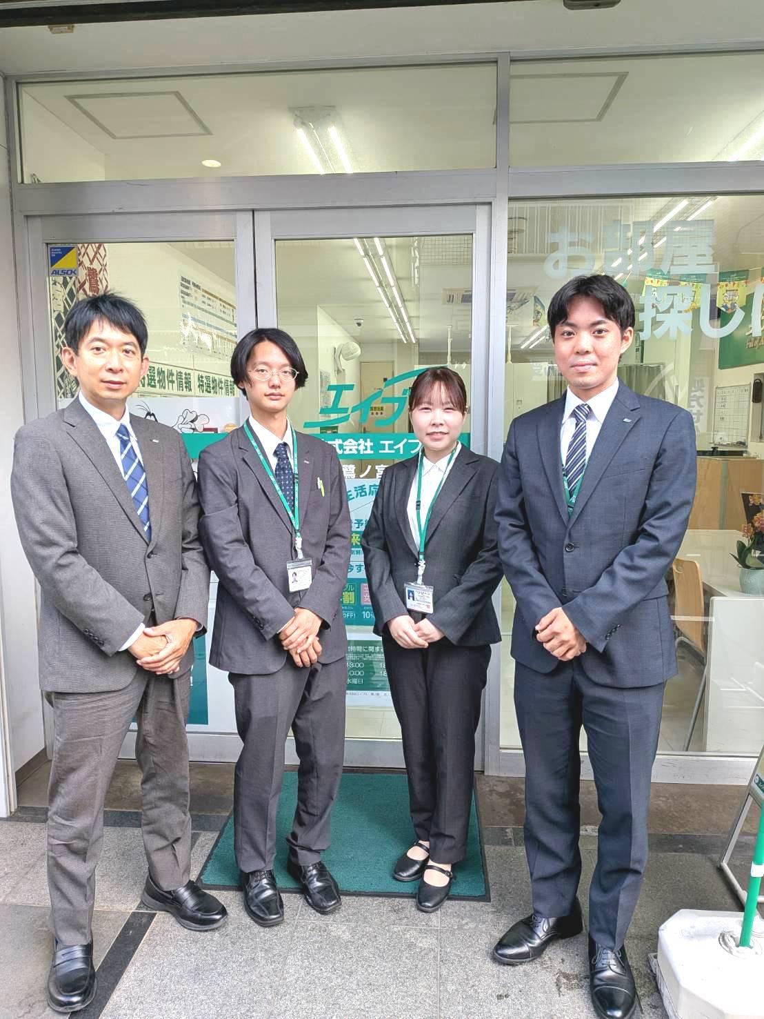 店舗スタッフ集合写真