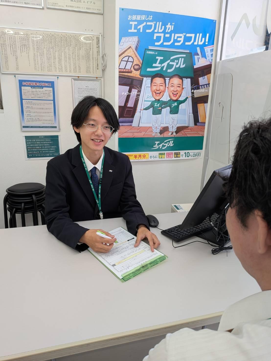 店舗スタッフ接客写真