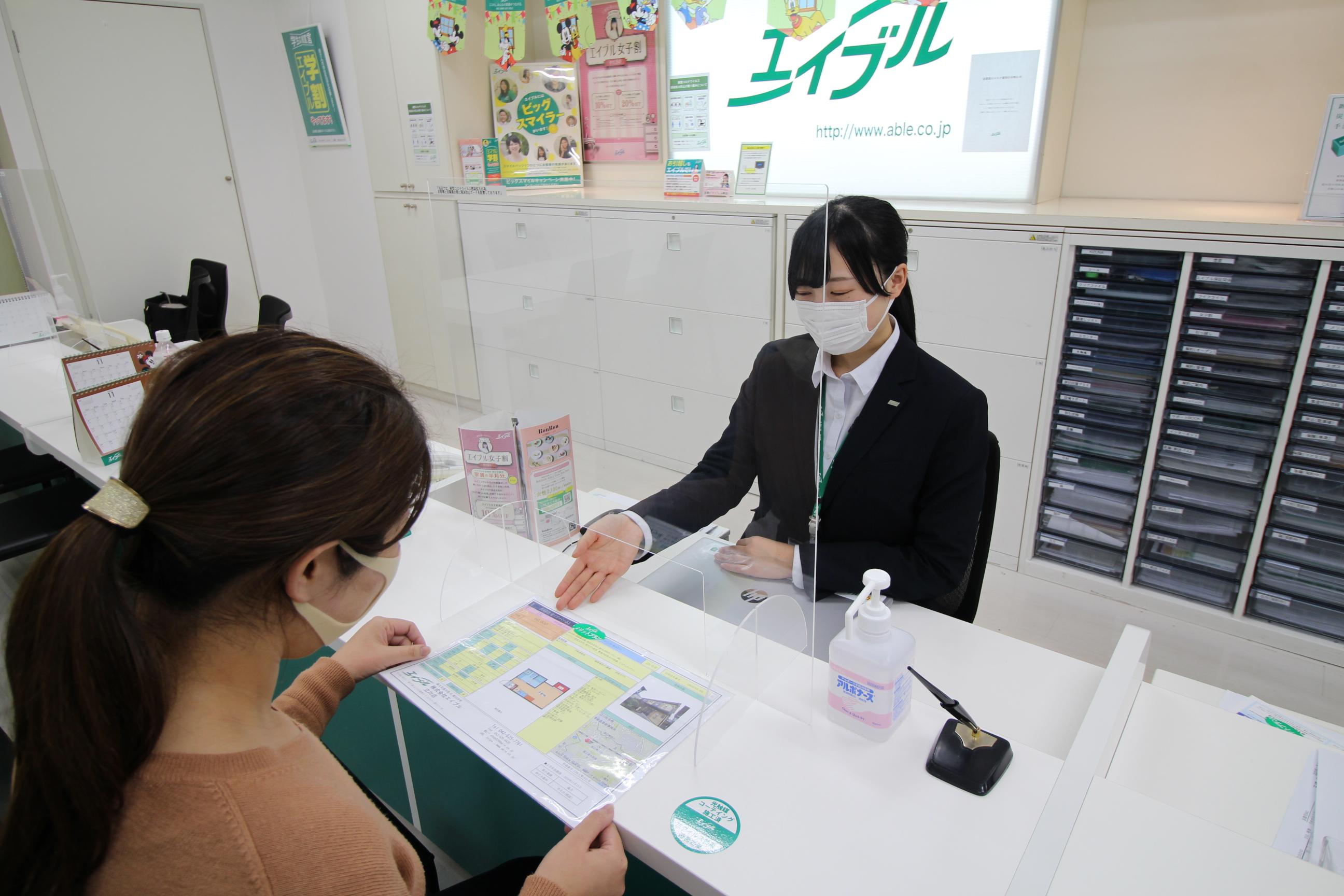 店舗スタッフ接客写真