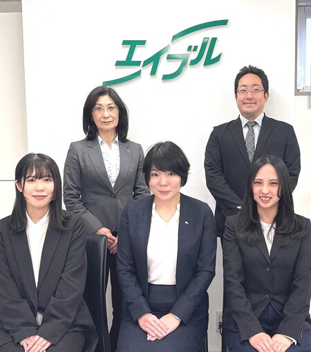 京王線府中駅構内西側の階段を降りけやき並木通りを渡って右手にある1階がメガネ屋さんのビルの４階です。