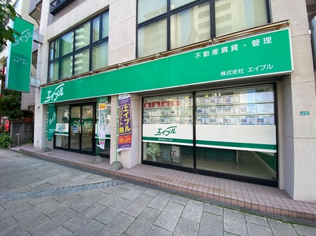 通りから店内が見える安心の１階店舗です。