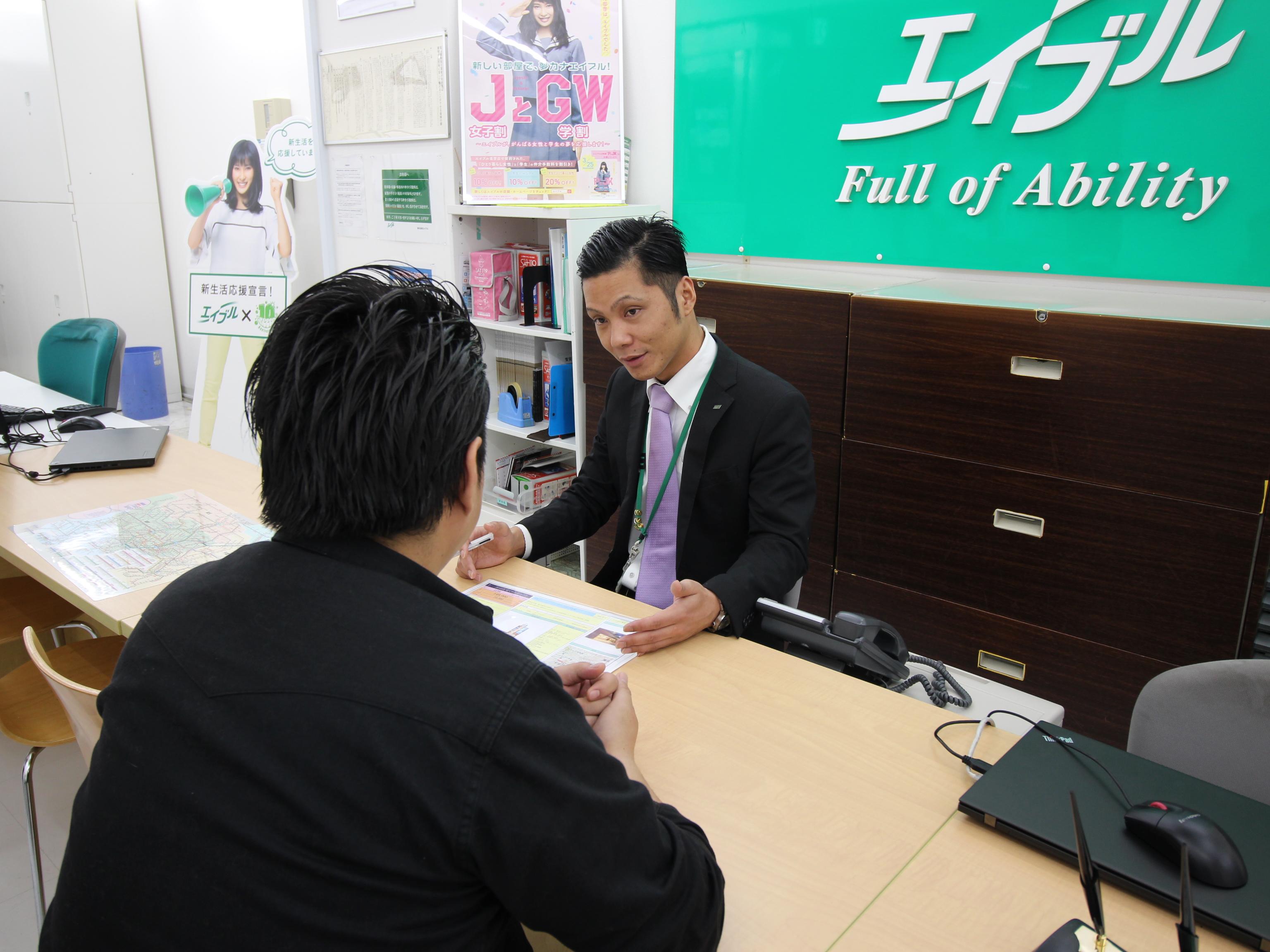 店舗スタッフ接客写真