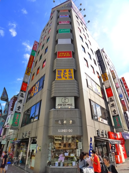 JR上野駅中央改札を出て正面(マルイ）を右へ。中央通り沿いABAB隣のビル（1F和菓子屋さん）6階。